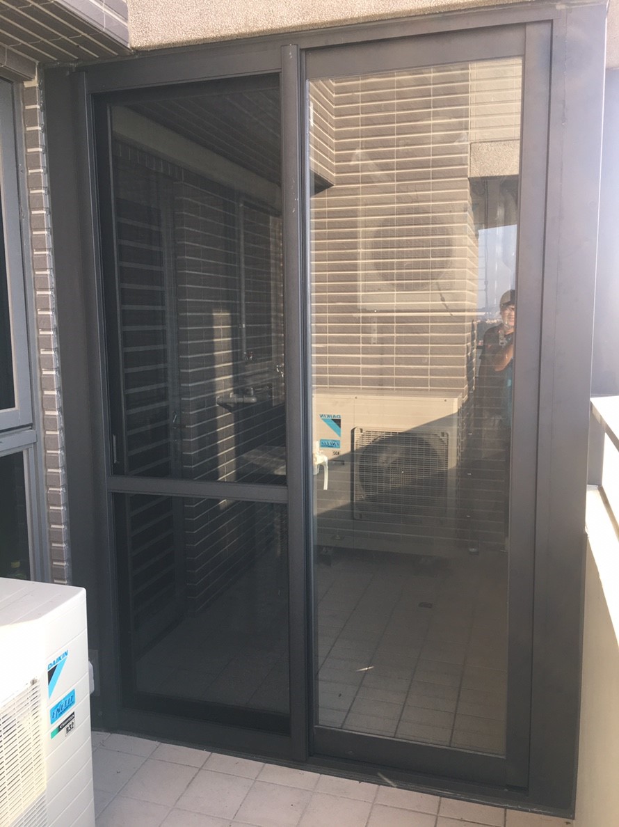 台中推薦進成鋁門窗，正新落地窗活動百葉窗