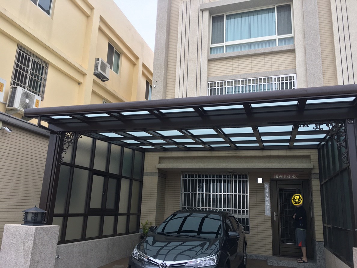 台中鋁門窗推薦進成鋁門窗，一樓車庫玻璃採光罩