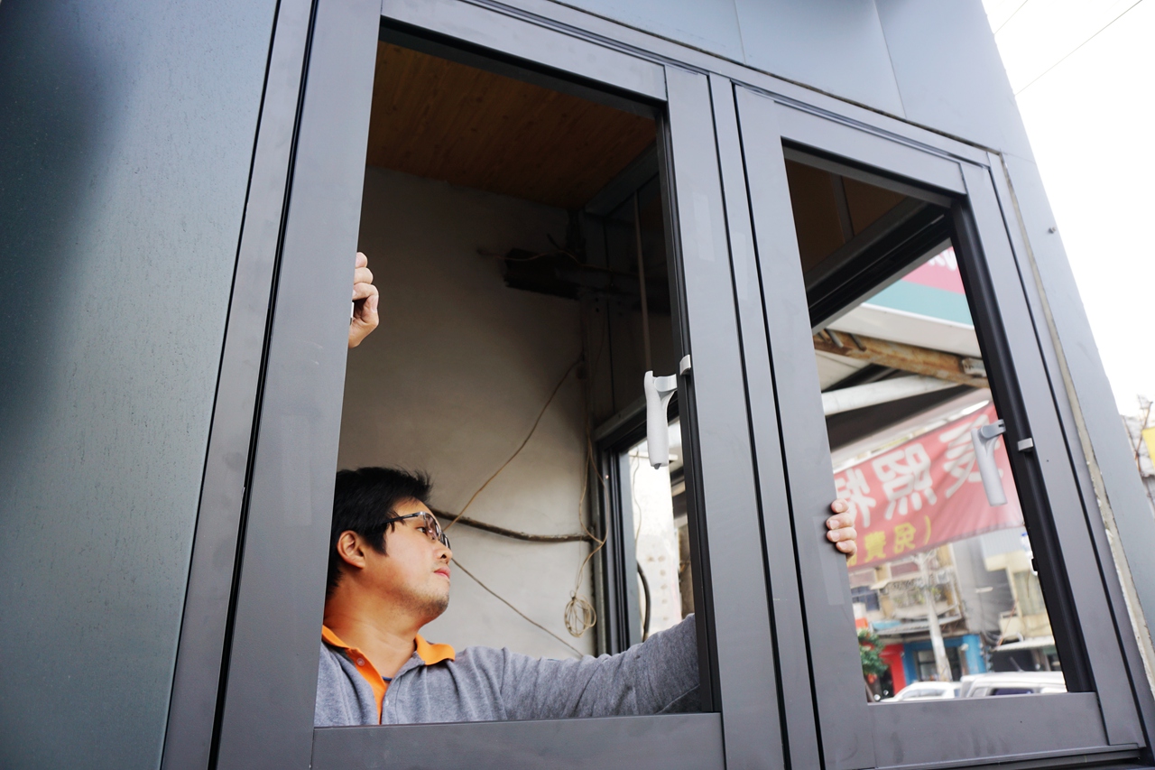 推射窗加裝開口限制器,雙重扣鎖,安全防護