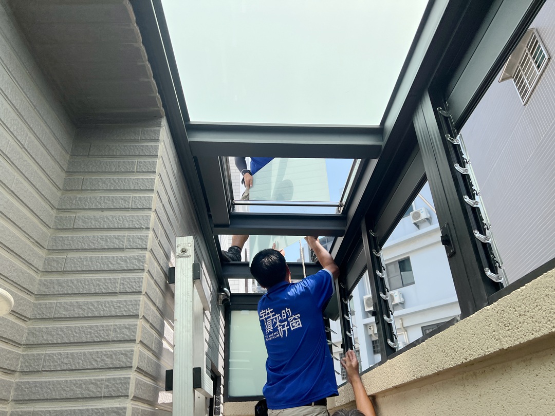 露天後陽台，有活動出入口的玻璃採光罩 有影片 – 台中氣密窗推薦∣進成鋁門窗