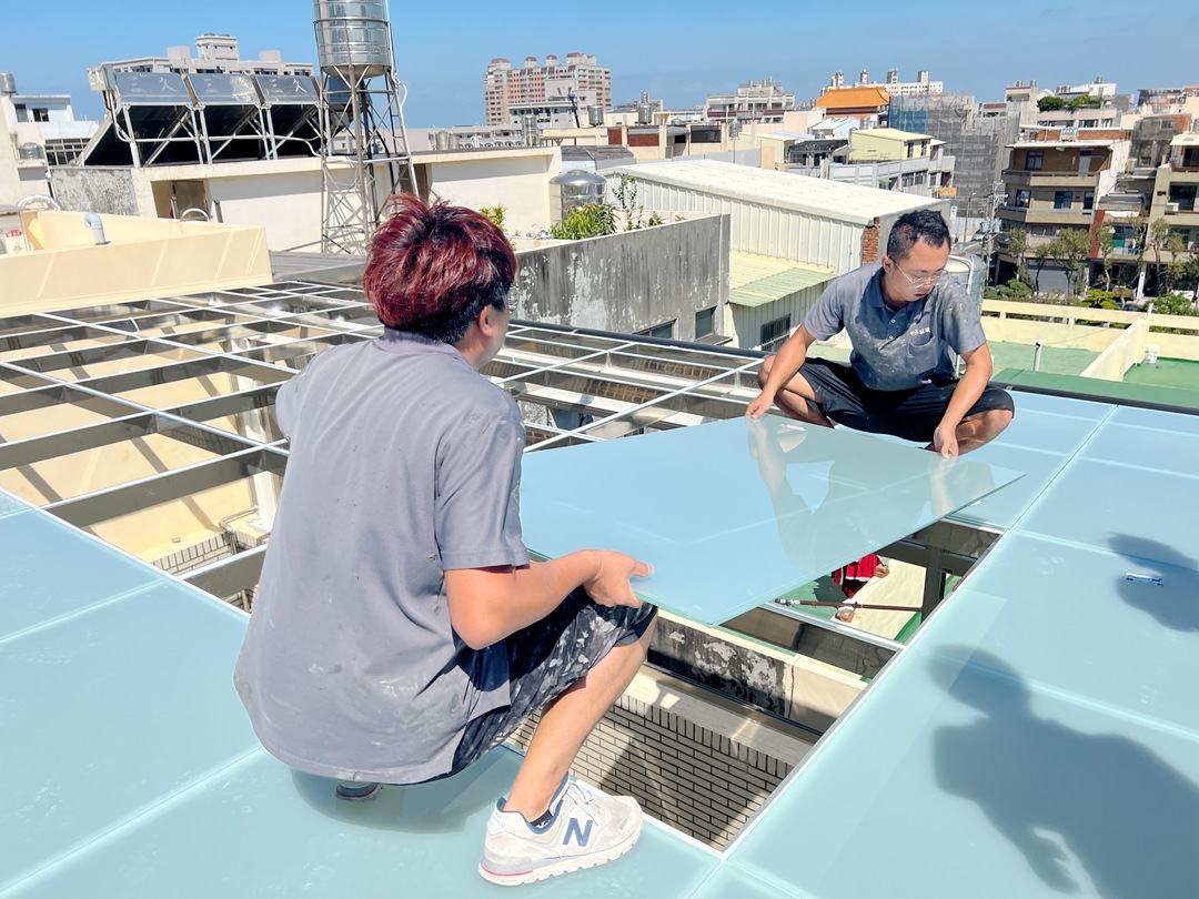 透天屋頂前後露台的採光罩，後陽台篇 有影片 – 台中氣密窗推薦∣進成鋁門窗