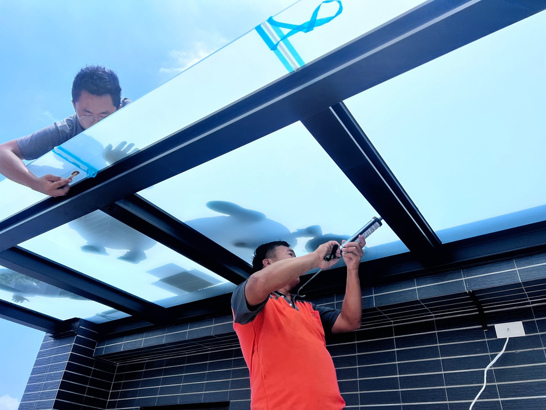 頂樓大露台安裝玻璃採光罩屋簷擋雨 有影片 – 台中氣密窗推薦∣進成鋁門窗